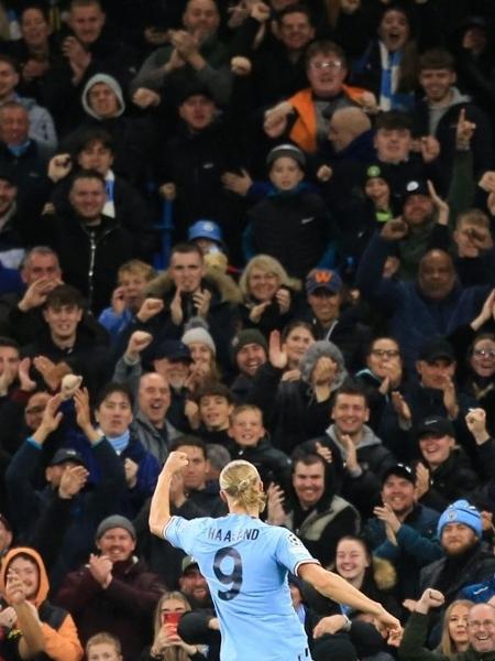 Haaland, do Manchester City, comemora gol com a torcida - LINDSEY PARNABY/AFP