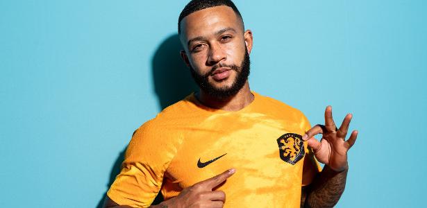 Corinthians demonstra falta de seriedade ao mencionar Depay, opina Mauro Cezar.