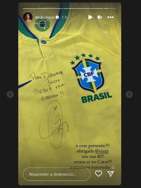 Vini Jr. presenteia Deborah Secco com camisa da seleção brasileira - Reprodução/Instagram