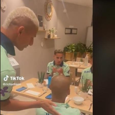 Richarlison dá um tapa na careca de Fabinho  - Reprodução/Tiktok