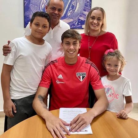 Leandro, goleiro do sub-20, renova contrato com o São Paulo - Reprodução