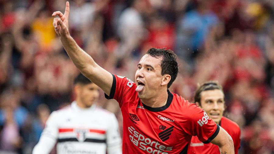 Pablo comemora gol em Athletico x São Paulo, jogo do Campeonato Brasileiro