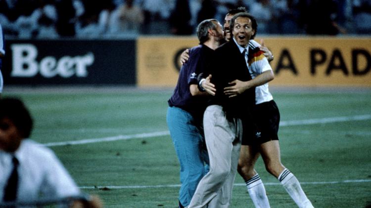 Franz Beckenbauer, técnico da Alemanha Ocidental em 1990, celebra o título da Copa do Mundo