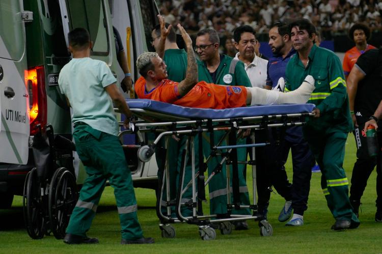 Bruno Lima, do Audax-RJ, deixa gramado de ambulância e com perna imbolizada, em jogo contra o Vasco, pelo Carioca