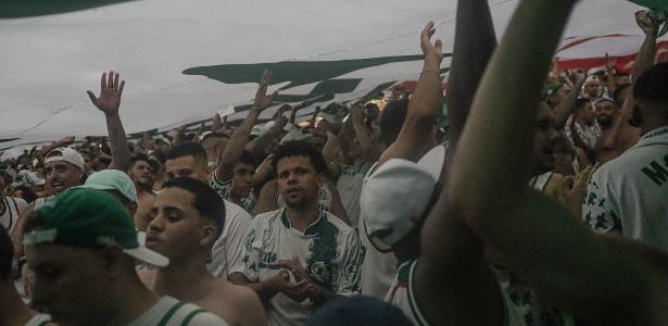 Saga da Instalação do Bandeirão no Estádio: Desafios e Determinação da Torcida