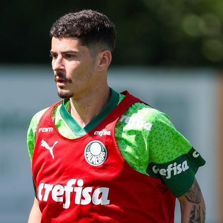 Rômulo durante treino do Palmeiras na Academia de Futebol