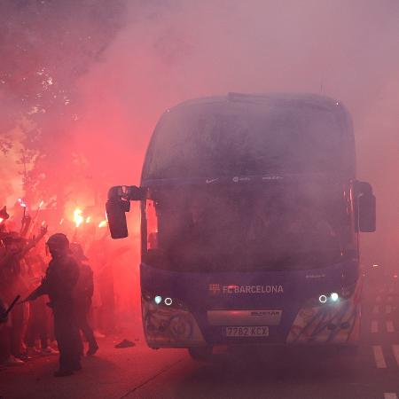 Ônibus do Barcelona chega ao estádio antes de jogo contra o PSG na Liga dos Campeões - JOSEP LAGO / AFP