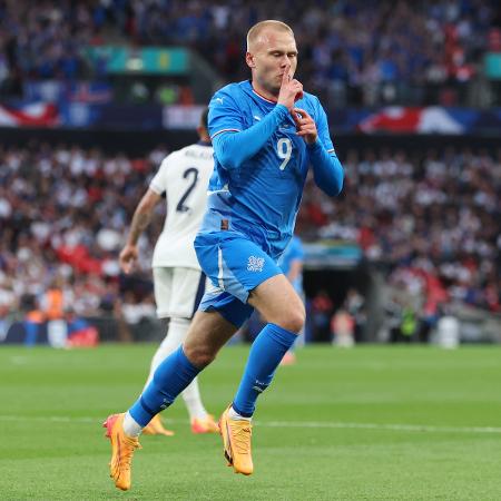 Jon Dagur Thorsteinsson comemora gol da Islândia diante da Inglaterra em amistoso