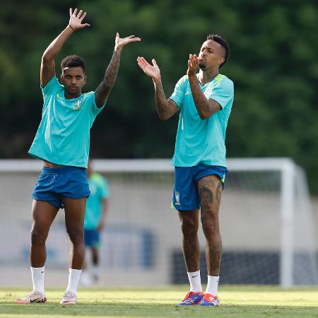 Rodrygo e Militão durante treino da seleção