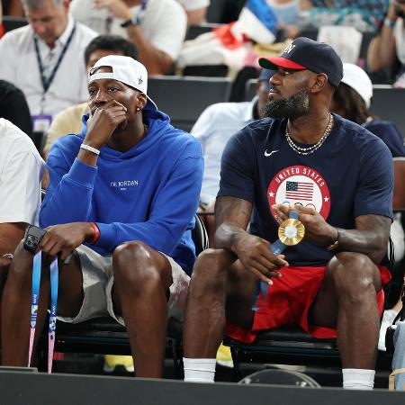 Bam Adebayo e Lebron James prestigiam jogo final da seleção feminina de basquete dos Estados Unidos nas Olimpíadas de Paris