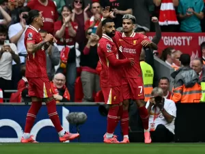 Com dois gols de Luis Díaz, Liverpool bate Bournemouth e dorme líder do Inglês