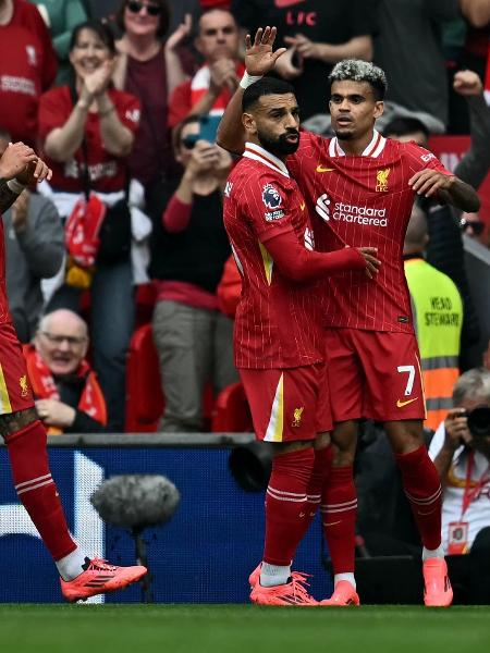 Luis Diaz, Salah e Van Dijk comemoram gol do Liverpool sobre o Bournemouth - PAUL ELLIS/AFP