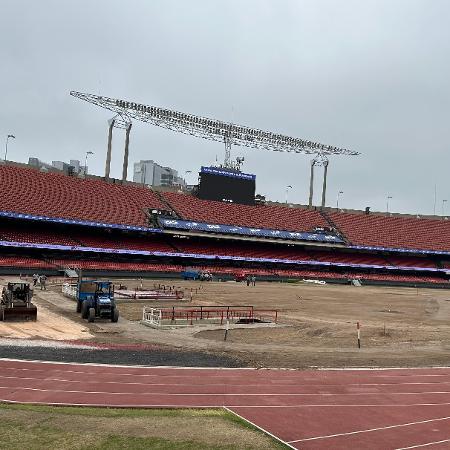 Morumbis em processo de troca de gramado após shows de Bruno Mars - Eder Traskini/UOL