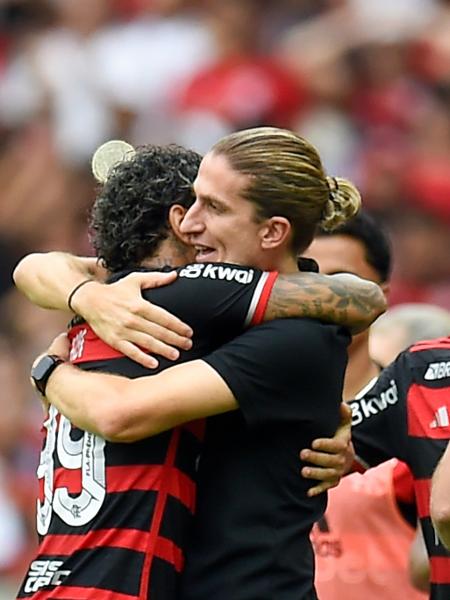 Gabigol e Filipe Luís se abraçam após gol pelo Flamengo - Marcelo Cortes/CRF