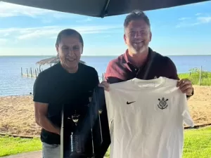 Ramón Díaz dá camisa do Corinthians para presidente da Conmebol