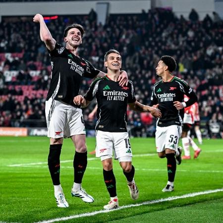 Jogadores do Arsenal comemoram gol de Trossard sobre o PSV, nas oitavas da Champions Jogadores do Arsenal comemoram gol de Trossard sobre o PSV, nas oitavas da Champions