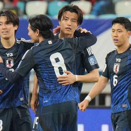 Jogadores da seleção japonesa celebram o gol - AFP