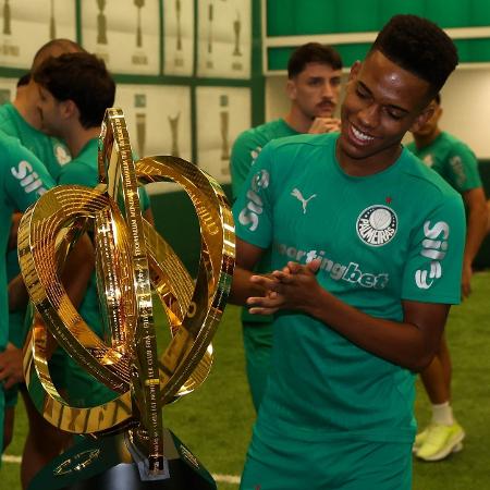 Troféu do Mundial de Clubes da FIFA na Academia de Futebol. - Cesar Greco/Palmeiras