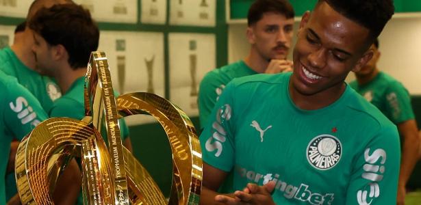 Jogadores do Palmeiras recebem 'visita' da taça do Mundial de Clubes de 2025