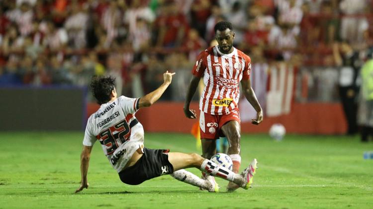 Ferraresi foi expulso após entrada dura em Igor Fernandes durante Náutico x São Paulo Ferraresi foi expulso após entrada dura em Igor Fernandes durante Náutico x São Paulo