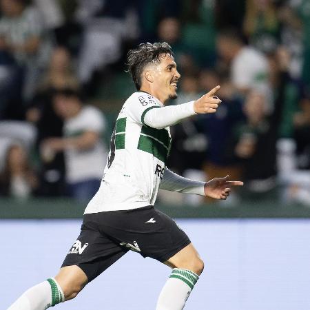 Josué, do Coritiba, comemora gol marcado contra o Cuiabá Josué, do Coritiba, comemora gol marcado contra o Cuiabá