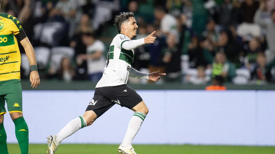 Josué, do Coritiba, comemora gol marcado contra o Cuiabá