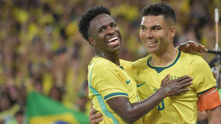 Vini Jr e Casemiro comemoram gol do Brasil em amistoso contra o Panamá, no Maracanã