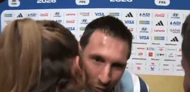 Por que Messi cumprimentou jornalista com beijo no rosto na zona mista?