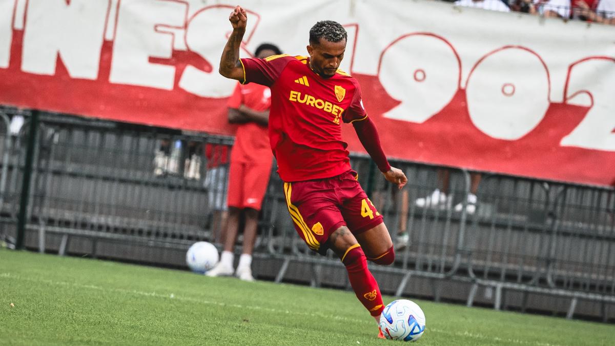 Wesley volta, é titular, mas acaba expulso no primeiro amistoso da Roma