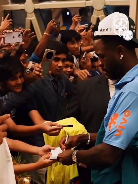 Vinícius Júnior distribuir autógrafos para fãs indianos após a chegada da seleção brasileira na Índia
