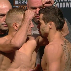 Renan Barão (dir.) e TJ Dillashaw se encaram durante pesagem nesta sexta-feira (24), antes de revanche - undefined