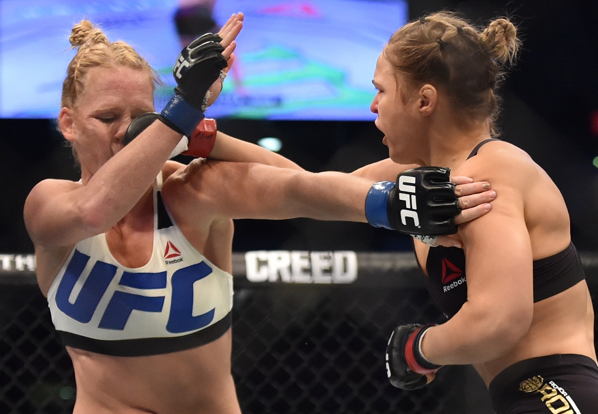 Ronda Rousey e Holly Holm trocam socos durante o UFC 193 - PAUL CROCK/AFP
