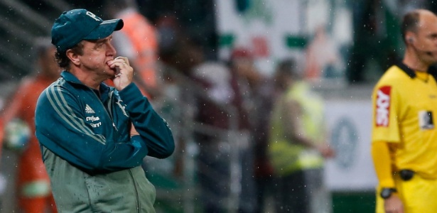Cuca rói as unhas enquanto assiste Santos x Palmeiras - Marcello Zambrana/AGIF - Marcello Zambrana/AGIF