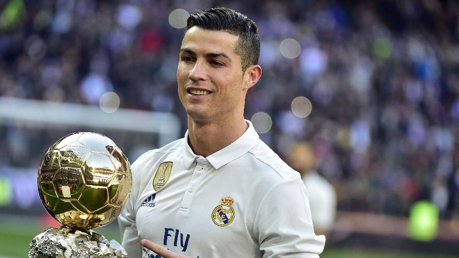 Cristiano Ronaldo com a Bola de Ouro do último ano - Gerard Julien/AFP