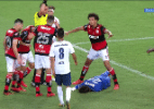 Goleiro do Flamengo apaga em campo após queda e dá susto no Maracanã - reprodução/SporTV