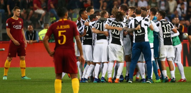 Jogadores da Juventus festejam o título italiano após empate sem gols com a Roma - REUTERS/Alessandro Bianchi