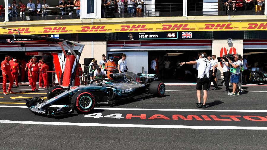 Lewis Hamilton conduz a Mercedes durante o treino livre do GP da França - Gerard Julien/AFP Photo