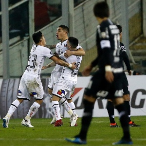 Carmona e jogadores do Colo-Colo comemoram gol contra o Corinthians na Libertadores - undefined