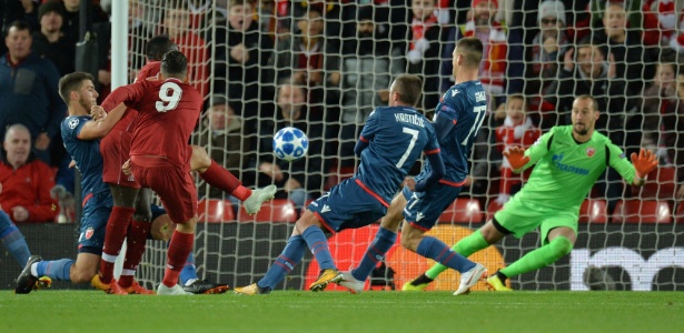 Firmino recebeu, bateu de esquerda e abriu o placar para o Liverpool - Peter Powell/Reuters - Peter Powell/Reuters