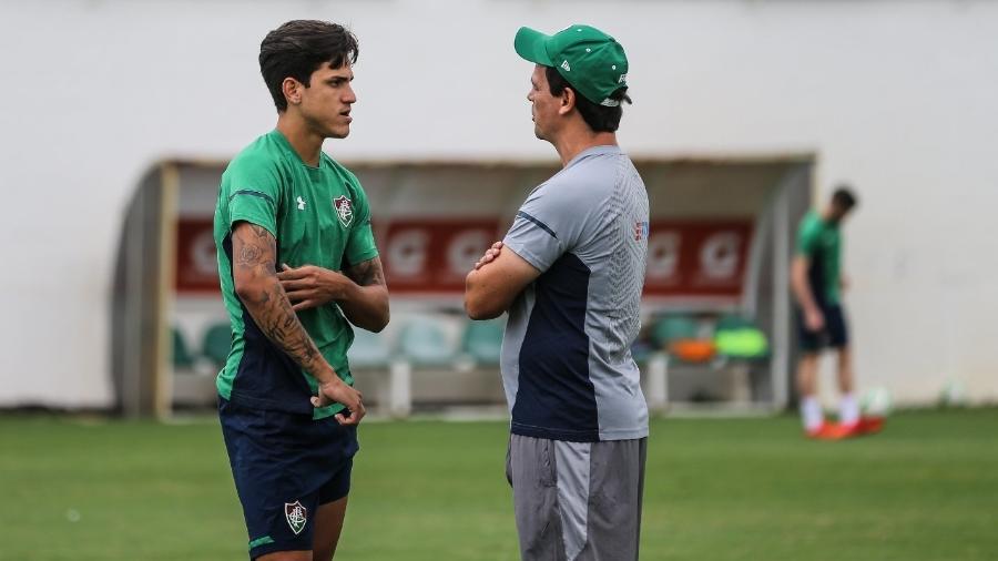 Pedro e o técnico Fernando Diniz conversam durante treino do Fluminense - Lucas Merçon / Fluminense