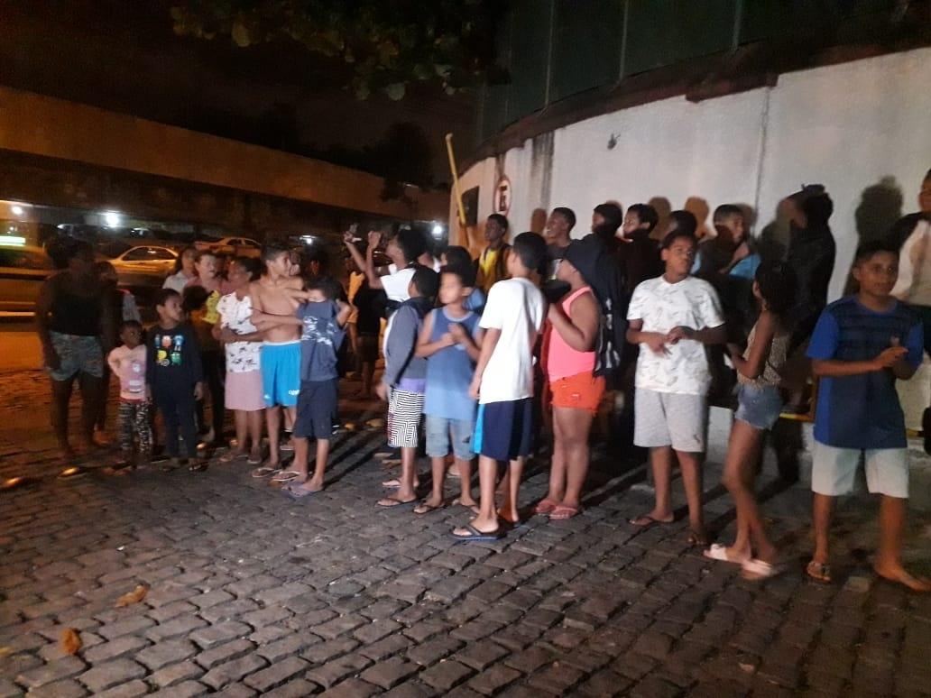 Crianças esperam Neymar na porta de delegacia no Rio de Janeiro