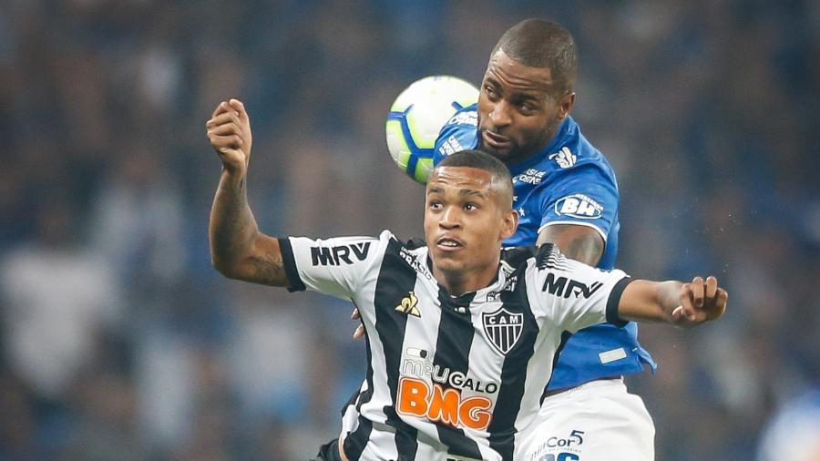 Dedé, do Cruzeiro, disputa lance com Alerrandro, do Atlético-MG, durante partida pela Copa do Brasil  - Thomas Santos/AGIF