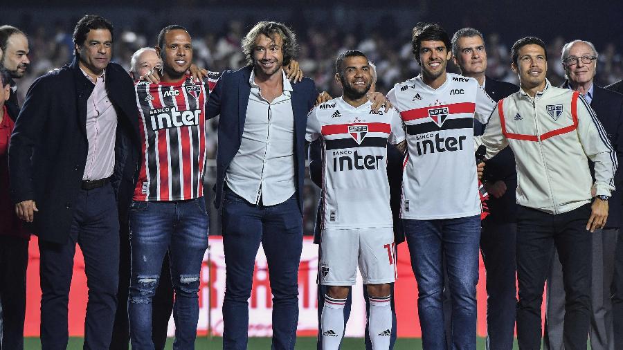 Daniel Alves posa para foto com Raí, Luis Fabiano, Lugano, Kaká e Hernanes - NELSON ALMEIDA / AFP