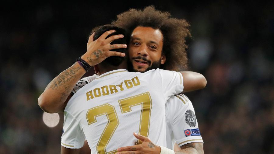 Marcelo abraça Rodrygo, do Real Madrid, durante partida contra o Galatasaray - Susana Vera/Reuters