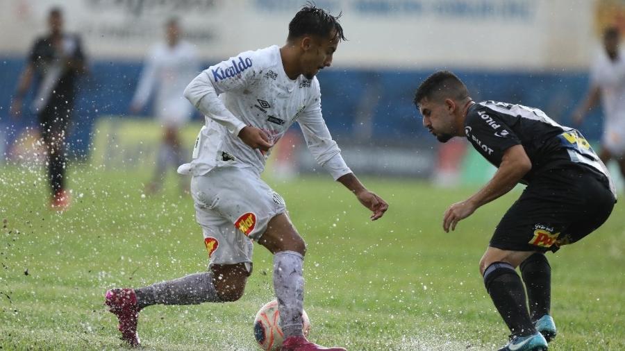 Jogadores disputam bola durante Santos x Ponte Preta, pela Copinha - Divulgação/Santos