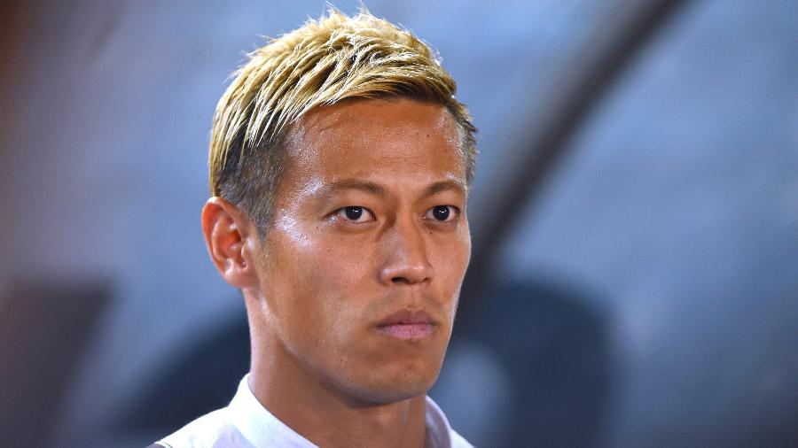 Keisuke Honda retuitou as críticas do botafoguense Felipe Neto chamando Bolsonaro de "pior presidente do mundo" - TANG CHHIN SOTHY / AFP