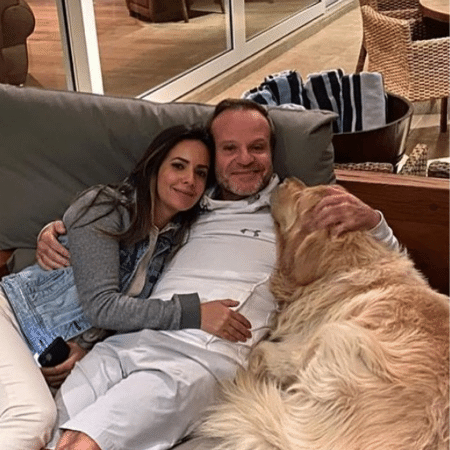 Paloma Tocci em foto com Rubens Barrichello, comemorando 6 meses de namoro com o piloto - Reprodução/Instagram/@palomatocci