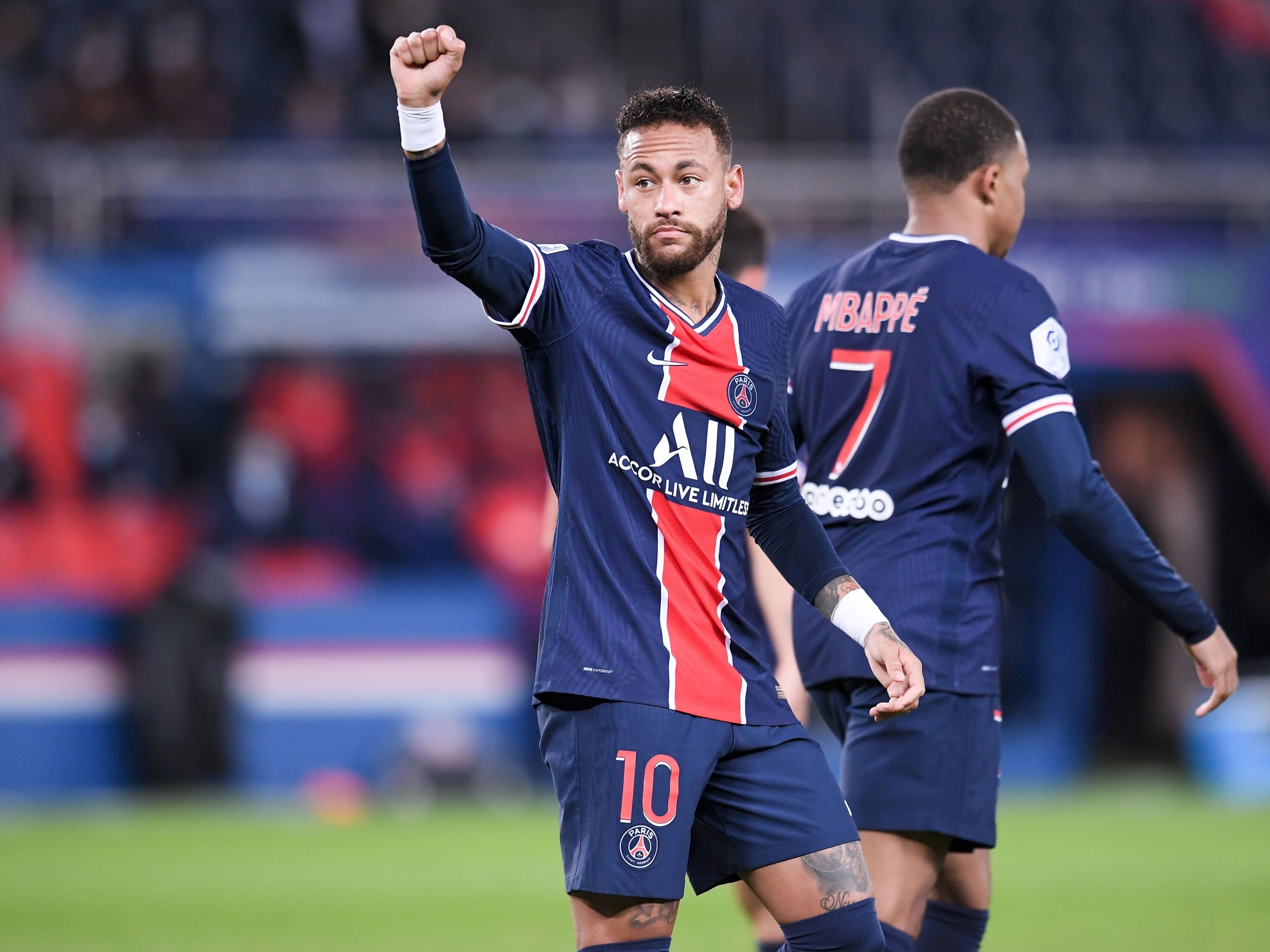 Dirigente discute com Neymar e Marquinhos em intervalo de jogo do PSG