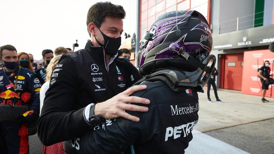 Lewis Hamilton e Toto Wolff celebram sétimo título mundial da Mercedes - Steve Etherington/F1 Pool