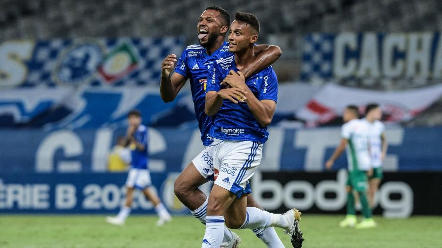 Wellinton e Thiago comemoram o terceiro gol do Cruzeiro no empate com o Guarani - Gustavo Aleixo/Cruzeiro